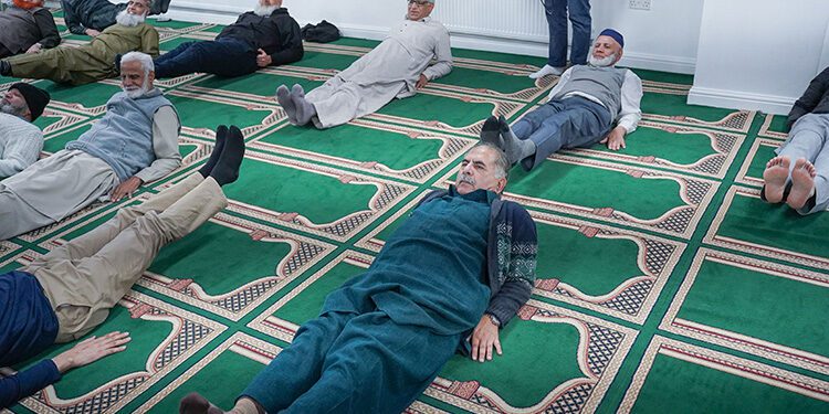 İngiltere’de bir camide namaz sonrası pilates dersleri erkekler arasında büyük ilgi görüyor