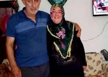 Baba kız buluştu, acı yıllar ile dolu dünya sürgünü sona erdi