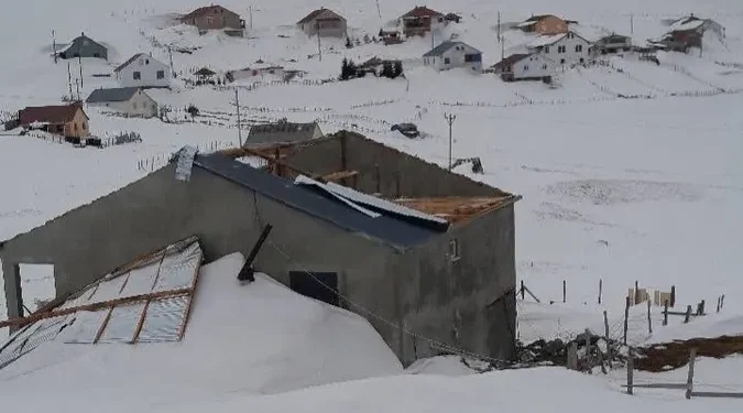 Yaylalarda evlerin fırtınadan dolayı çok zarar gördüğü söylendi.