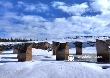 Kayseri’de beyaza bürünen ‘renkli evler’ dronla görüntülendi