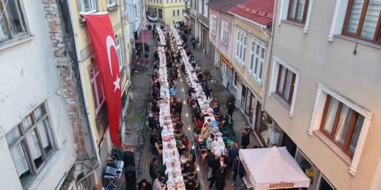 Tirebolu’da “Bir Kap Fazla Yap” geleneği mahalleyi aynı sofrada buluşturuyor