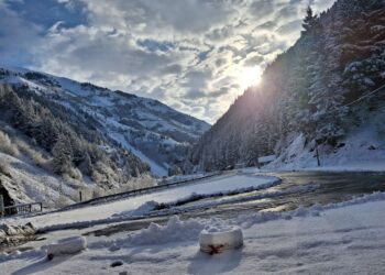 YÜKSEKLERE KAR YAĞDI, BUZ GİBİ HAVA