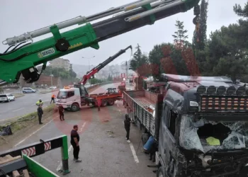 Giresun Haberleri-GİRESUN’DA FACİANIN EŞİĞİNDEN DÖNÜLDÜ: TIR BÖLGE TRAFİK BİNASINA METRELER KALA DURABİLDİ