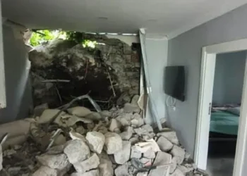 Giresun Haberleri-GİRESUN’DA KAYA EVİ DELDİ, FACİA SANİYELERLE ÖNLENDİ